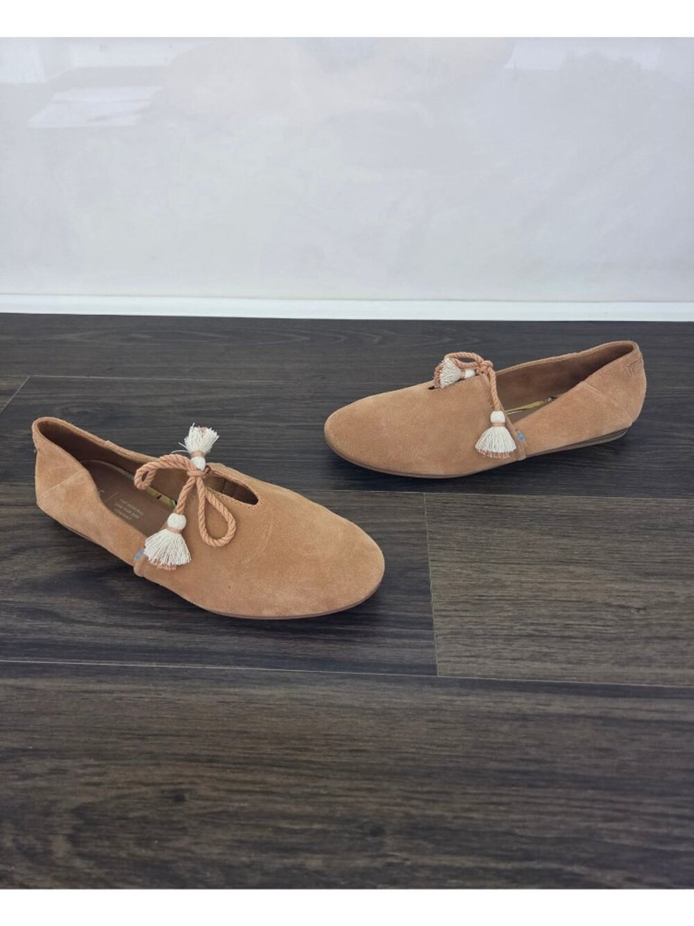 💙 TOMS Women’s Tan Faux Suede Tassel Tie Flats Shoes Size 9 Boho Artsy Comfy